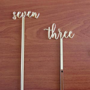 Numeri da tavolo personalizzati per matrimoni su asta - Porta numeri da tavolo - Segnatavolo con scritte - Numeri da tavolo dorati - Numeri da tavolo argentati, Segnatavolo per matrimoni