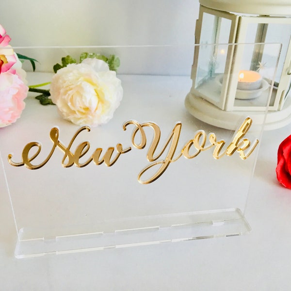 Table City Signs Numéro de table de mariage Numéro de table personnalisé Noms personnalisés Décorations Pièce maîtresse de la réception Panneau en acrylique transparent avec base