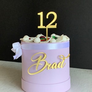 Ciondolo con nome personalizzato e numero Topper per decorazioni di compleanno Topper per torta personalizzato con nomi tagliati al laser e numero su bastoncino, qualsiasi nome, qualsiasi età