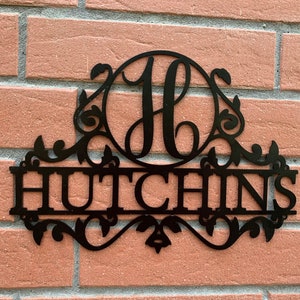Letrero metálico personalizado con apellido, monograma para exteriores, letra inicial, regalo de inauguración de la casa, colgante de pared, corona para puerta de entrada, regalos de aniversario personalizados