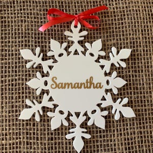 Adornos con nombre blanco personalizados, copos de nieve colgantes personalizados, decoraciones para árbol de Navidad, decoración navideña 2025, regalos navideños para la familia, nombres personalizados
