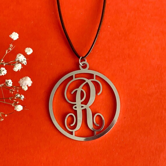 Custom Monogram Initial Necklace Personalized Monogram Round Initial Pendant Bridesmaid Gift Cursive Letter Handmade Jewelry Stainless Steel