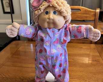 Década de 1980 Cabbage Patch Kid Trigo Cabello Rubio Ojos Azules KT Fresa Footie Pijama