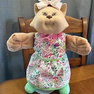 Peut inclure: Panneau en bois fait à la main avec l'inscription "Welcome to our home" en style manuscrit. Le panneau est peint en blanc avec des lettres noires et une finition vieillie, pour l'intérieur ou l'extérieur.