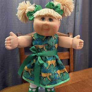 2000-talets Cabbage Patch Kid Blonda Hasselnötsögon Ögonfransar Fräknar Gepard Kattklänning