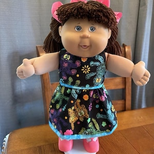 Peut inclure: Ensemble de trois mugs en céramique avec une finition mate et mouchetée. Les tasses sont de couleur crème, gris clair et gris foncé. Design simple et minimaliste.