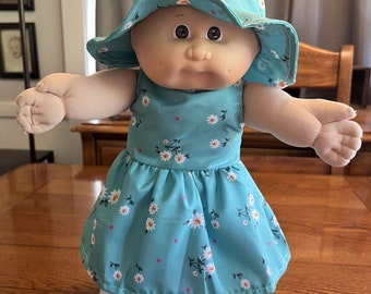 1980er Cabbage Patch Kid Preemie Baby Glatze, braune Augen, Blumenkleid und Sonnenhut