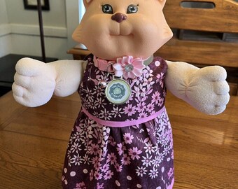 1980er Jahre Cabbage Patch Kid Peach Koosa Koosas Kitty Cat Pink Floral Dress Collar