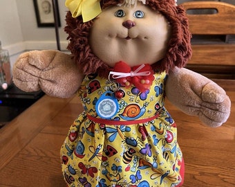 1980er Cabbage Patch Kid Koosas Braun Löwe Koosa Katze Rot & Gelb Käfer Kleid Niedlich