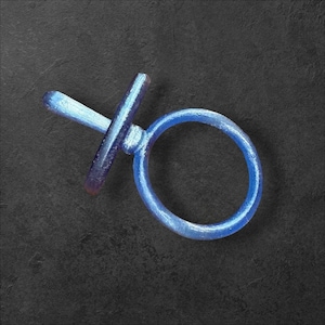 Puede incluir: Un cierre de palanca azul, que presenta un anillo circular y una barra perpendicular. El cierre está hecho de un material translúcido, con un degradado de tonos azules. El fondo es una superficie oscura y texturizada.