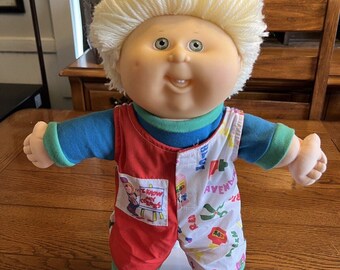 Década de 1990 Cabbage Patch Preescolar Niño Niño Rubio Niño Ojos Verdes Colores Romper