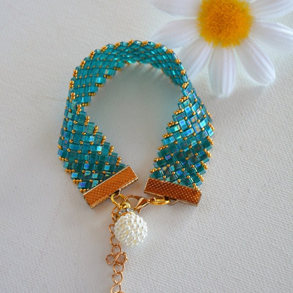 Bracelet en perles Half Tila bleues clairs transparentes.