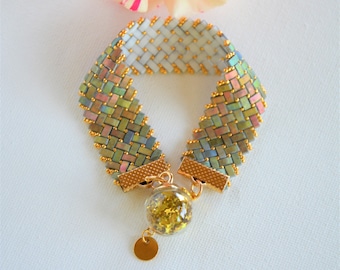 Bracelet in golden Half Tila beads and golden seed beads.