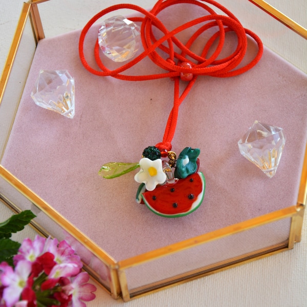 Sautoir élégant en perles de verre de Murano avec un pendentif artisanal multicolore.