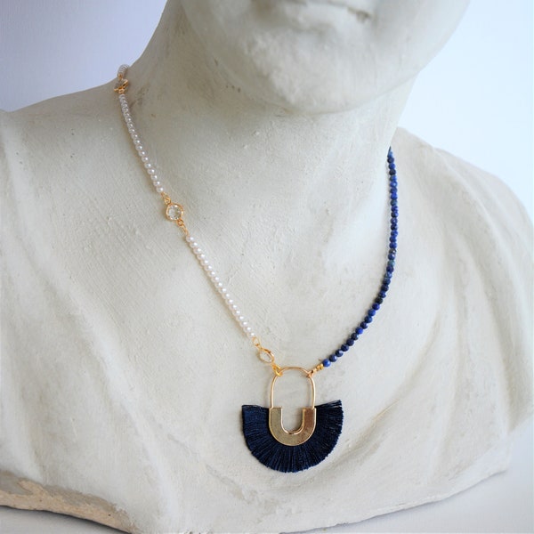 Collier sautoir, long, avec un pompon bleu foncé et des perles de lapis lazuli.