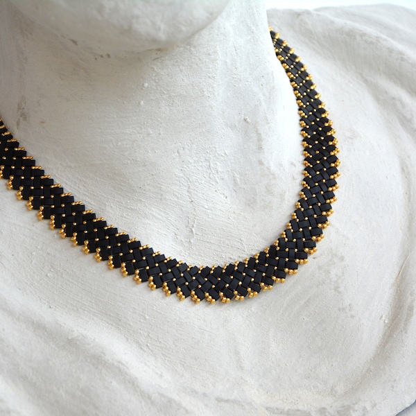 collier court en perles Half Tila noires et rocailles dorées.