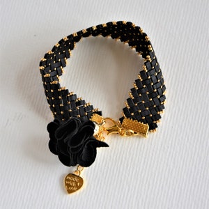 Halbes Tilla-Glasperlenarmband, mattschwarz und gold.