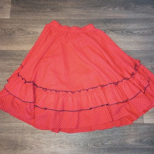 Abito da ballo vintage Jeri Bee Western Square Dance Circle a strati con volant, pois rossi e finiture blu, anni '50 mcm