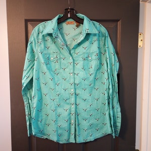 Wrangler Longhorn all over print Turquoise button front pearl snap Western shirt fits a women&#39;s size large