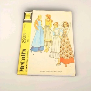 Puede incluir: Patrón de costura McCall's 2925 vintage para delantales y delantales de Misses. El patrón presenta ilustraciones de cuatro diseños diferentes de delantales y delantales. El patrón está etiquetado como "Small" e incluye el precio de 85c.