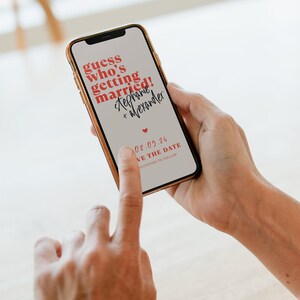 Puede incluir: Una pantalla de tel&eacute;fono inteligente que muestra un anuncio de boda con el texto "guess who's getting married! Stephanie + Alexander 08.09.24 Save the Date"