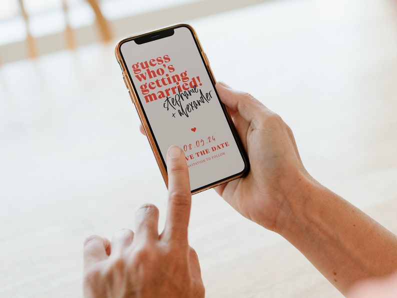 Puede incluir: Una pantalla de tel&eacute;fono inteligente que muestra un anuncio de boda con el texto "guess who's getting married! Stephanie + Alexander 08.09.24 Save the Date"