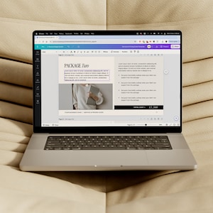 Może przedstawiać: Laptop wyświetlający stronę internetową z cennikiem usług biznesowych. Strona nosi tytuł "PACKAGE Two" i zawiera opis pakietu oraz jego cenę. Całkowity koszt wynosi 3&nbsp;100&nbsp;zł.