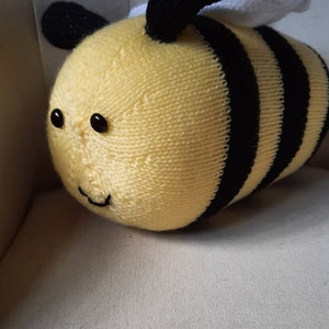 Bonnie the Bumble Bee Knitting Pattern *DIGITAL DOWNLOAD* - Etsy