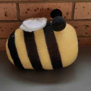 Bonnie the Bumble Bee Knitting Pattern *DIGITAL DOWNLOAD* - Etsy