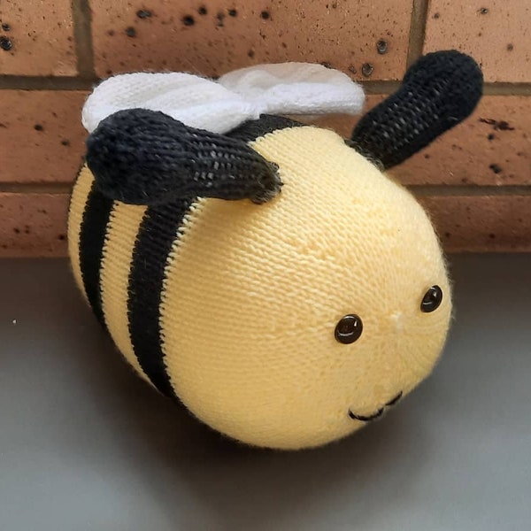 Bonnie the Bumble Bee Knitting Pattern *DIGITAL DOWNLOAD*