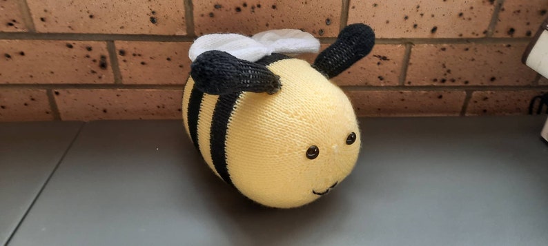 Bonnie the Bumble Bee Knitting Pattern *DIGITAL DOWNLOAD* - Etsy