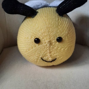 Bonnie the Bumble Bee Knitting Pattern *DIGITAL DOWNLOAD* - Etsy