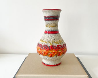 緑と銀のアクセントが付いたヴィンテージミッドセンチュリーモダン