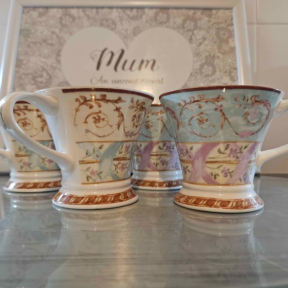 Tasse à Thé En Porcelaine FABERGÉ - Modèle 'Past Times' - Hauteur 11,5 Cm - Occasion Très Bon État