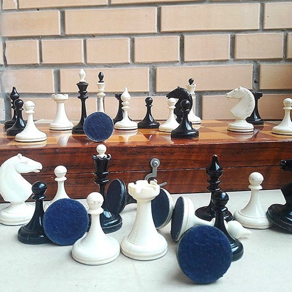 Weighted plastic chessmen wooden board soviet chess set vintage, Retro 1960s chess game USSR