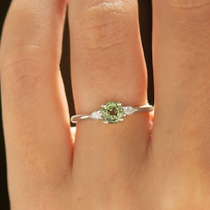 Grüner Saphir Verlobungsring, 14K / 18K Weißgold, Hellgrüner Saphir, Runder Saphir Ring, Olive Saphir Ring