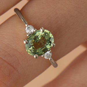 Großer Grüner Saphir Verlobungsring, 14K / 18K Weißgold, Ovaler Drei-Stein-Ring, Natürlicher Grüner Saphir und Diamanten, Minzsaphir