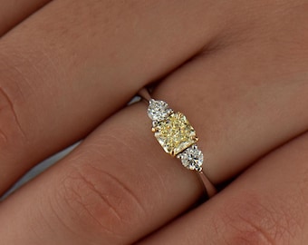 Gul diamantring, 18K vitt och gult guld, OOAK, naturlig fancy gul diamant, trestensring, fancy gul radiant, radiantslipning