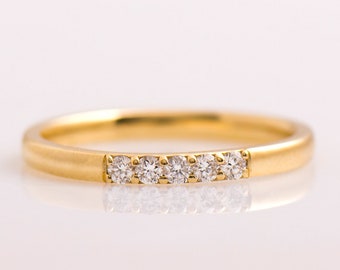 2 mm Fünf Diamant Ring, 14K / 18k Gelbgold, Glatter Ehering, Diamant Ehering, Stapelring, zierliche Ring, Versprechensring, Geschenk