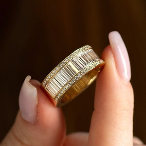 Gold store baguette band