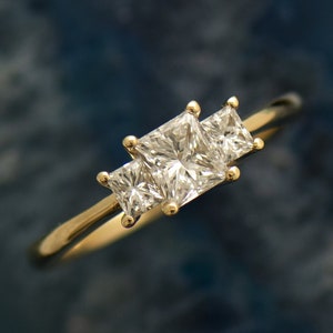 Anello con tre pietre e diamanti taglio principessa, oro giallo 14 carati, anello di fidanzamento con diamanti, anello con tre pietre, taglio principessa, diamante naturale, disponibile in magazzino