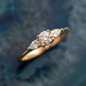 Bague de fiançailles rondes et poires, or rose 14 carats/18 carats, bague de fiançailles trois pierres, bague de fiançailles moderne, bague de fiançailles délicate, diamants