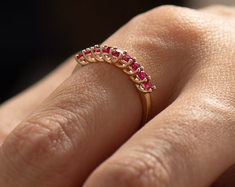 Rubine Stapelring 14K / 18K Gelbgold, natürlicher roter Rubin Ring, Rubin Stapelring, halber Eternity Ring Rubinring, Jubiläumsring,