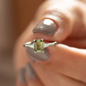 Smaragd Grüner Saphir Ring, Saphir im Smaragd Schliff, Weißgold 14K / 18K, Saphir Und Diamanten Ring, Hellgrüner Saphir, Olive Saphir