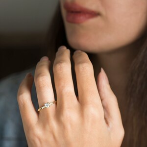 Anillo de compromiso delicado, oro amarillo de 14 quilates y 18 quilates, anillo de compromiso simple, anillo de compromiso pequeño, anillo delicado, clásico, anillo de diamantes naturales