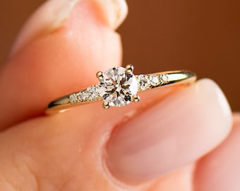 Bague ronde fuselée, bague en or jaune 14 carats / 18 carats, diamant taille ronde, bague de fiançailles fine, bague minimaliste, bague moderne, bague délicate