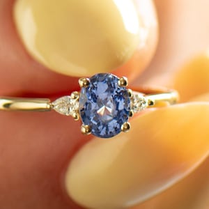 Cornflower Sapphire Ring, 14K / 18k Yellow Gold, Light blue Sapphire, Blue Purple sapphire, Oval Engagement Ring, Ceylon Blue Sapphire