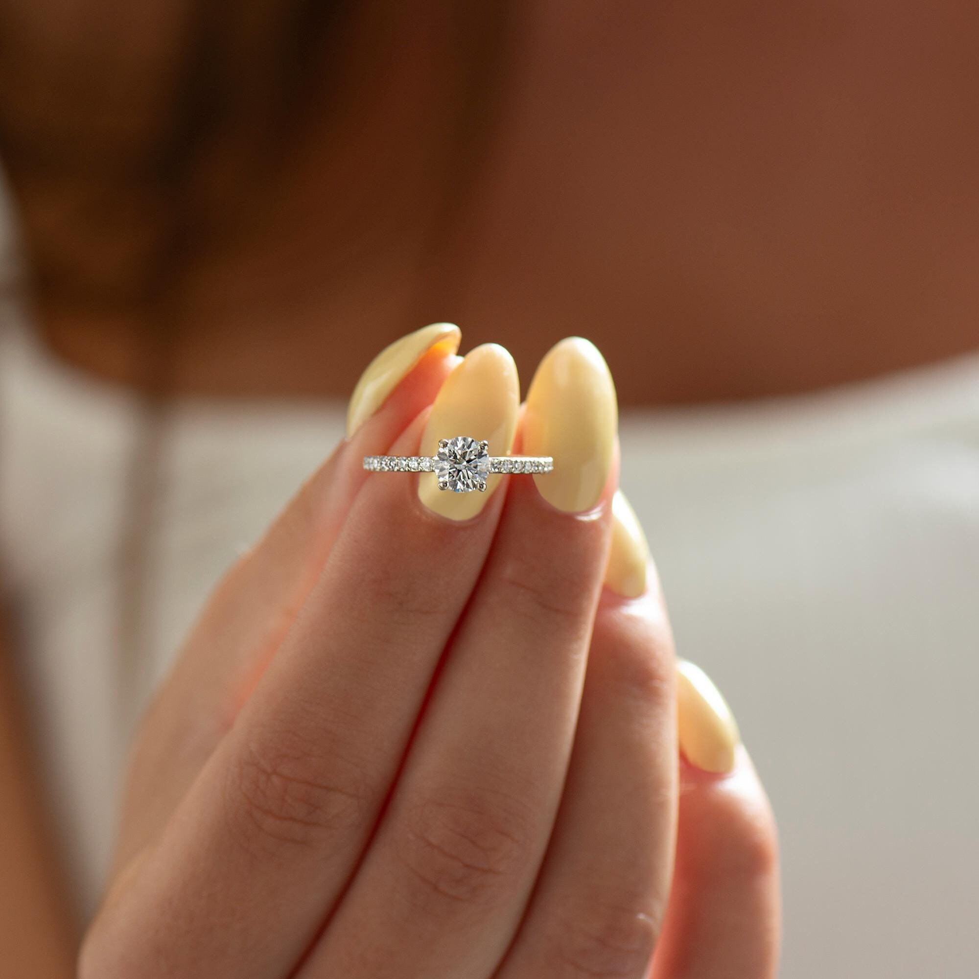 上品なパヴェセッティングの婚約指輪、14K/18Kホワイトゴールド、婚約