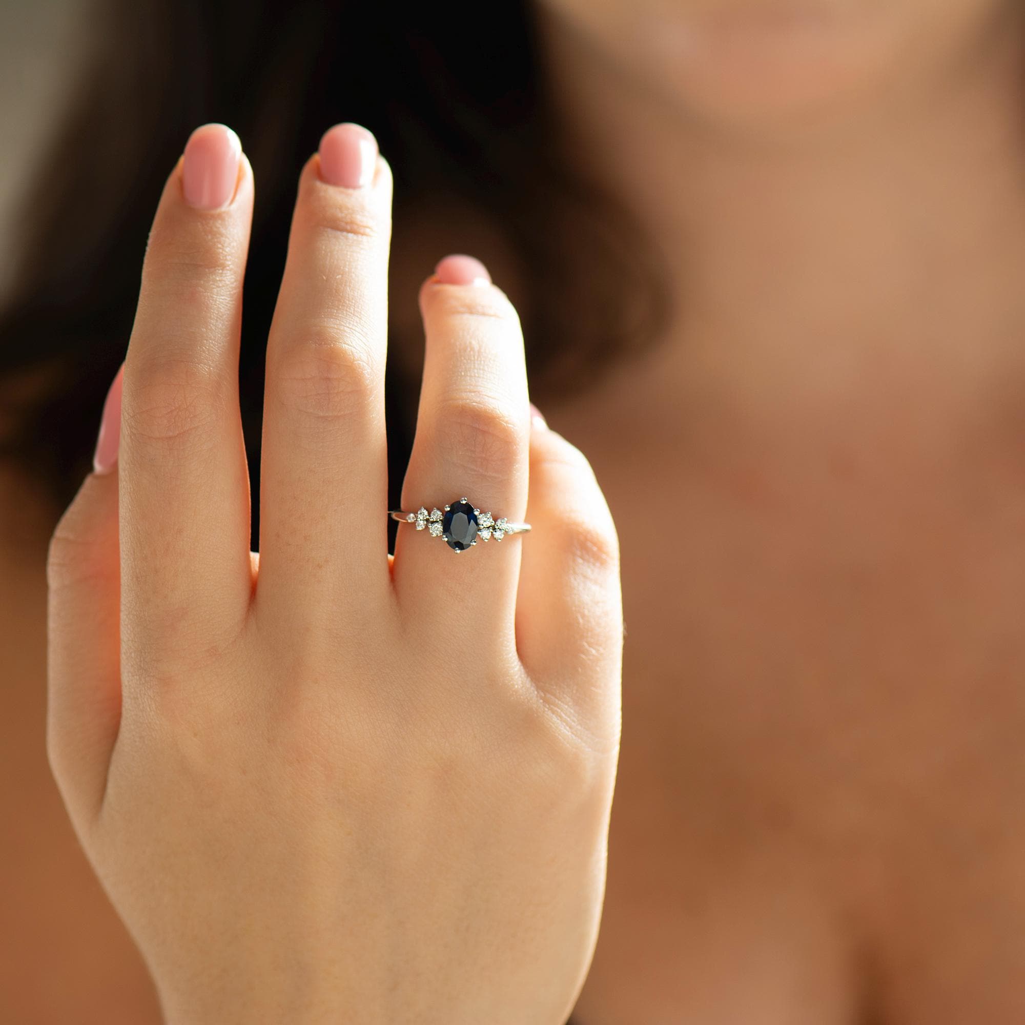 Dazzlingrock Collection 0.90 Cttw 10k Zafiro Azul Redondo Para Mujer Espiral Nupcial Anillo De Compromiso Conjunto De Bandas A Juego, Oro Blanco Sólido, 5, Oro Blanco Zafiro Azul Oro Blanco, Zafiro
