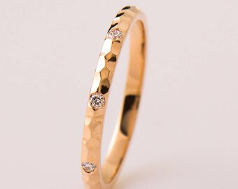 Anello martellato testurizzato largo 2 mm, anello con 8 diamanti uniformemente distanziati, oro giallo 14K / 18K, anello anniversario, anello testurizzato, anello dell'eternità grezzo